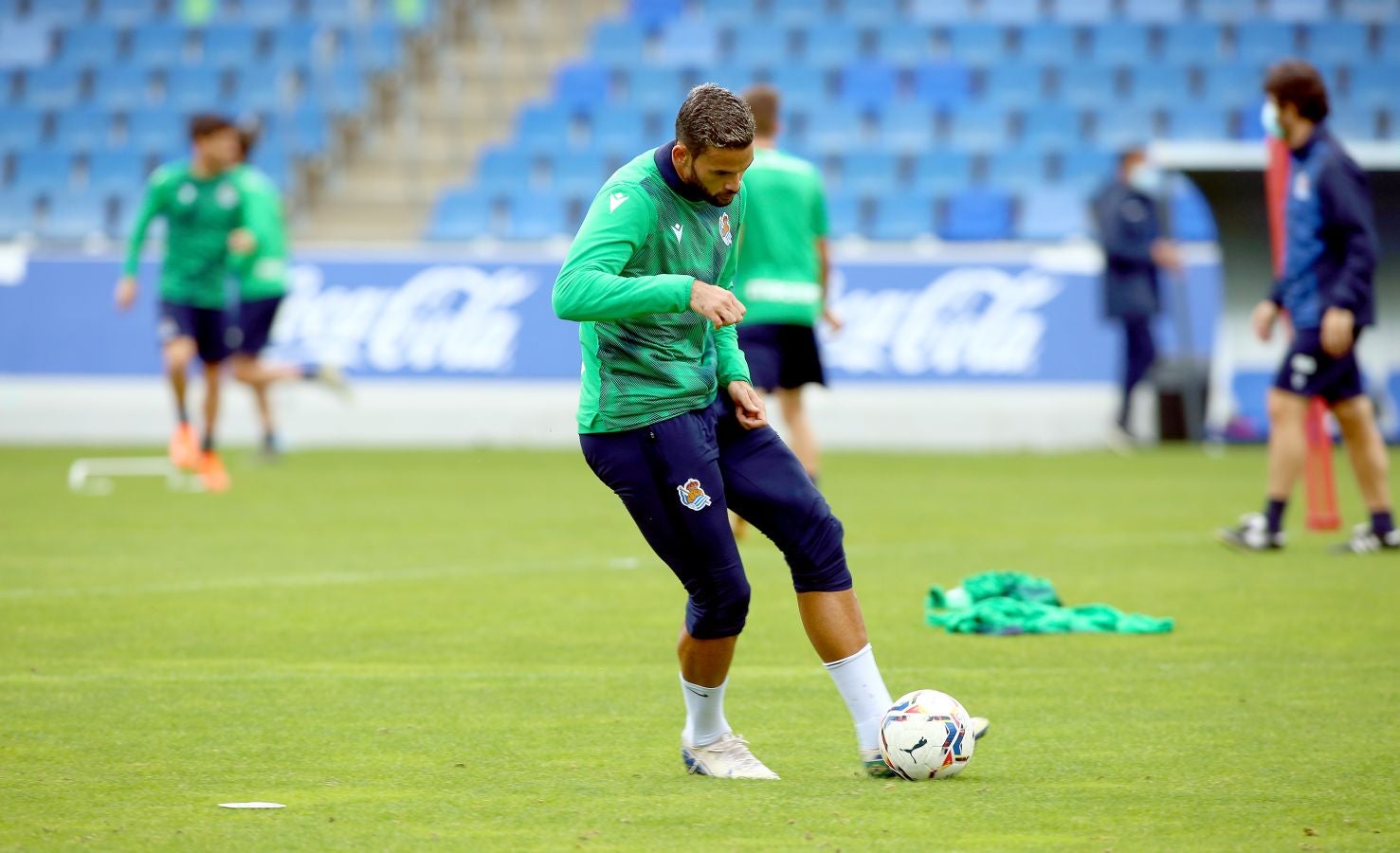 Guridi ha sido la cara y Merquelanz la cruz en la vuelta a los entrenamientos de la Real en Zubieta. El azpeitiarra se ha entrenado como uno más junto con el resto de sus compañeros, mientras que el irundarra ha sido baja por una nueva lesión. En la sesión también se han ausentado los internacionales Merino, Oyarzabal, Barrenetxea, Zubimendi e Isak.