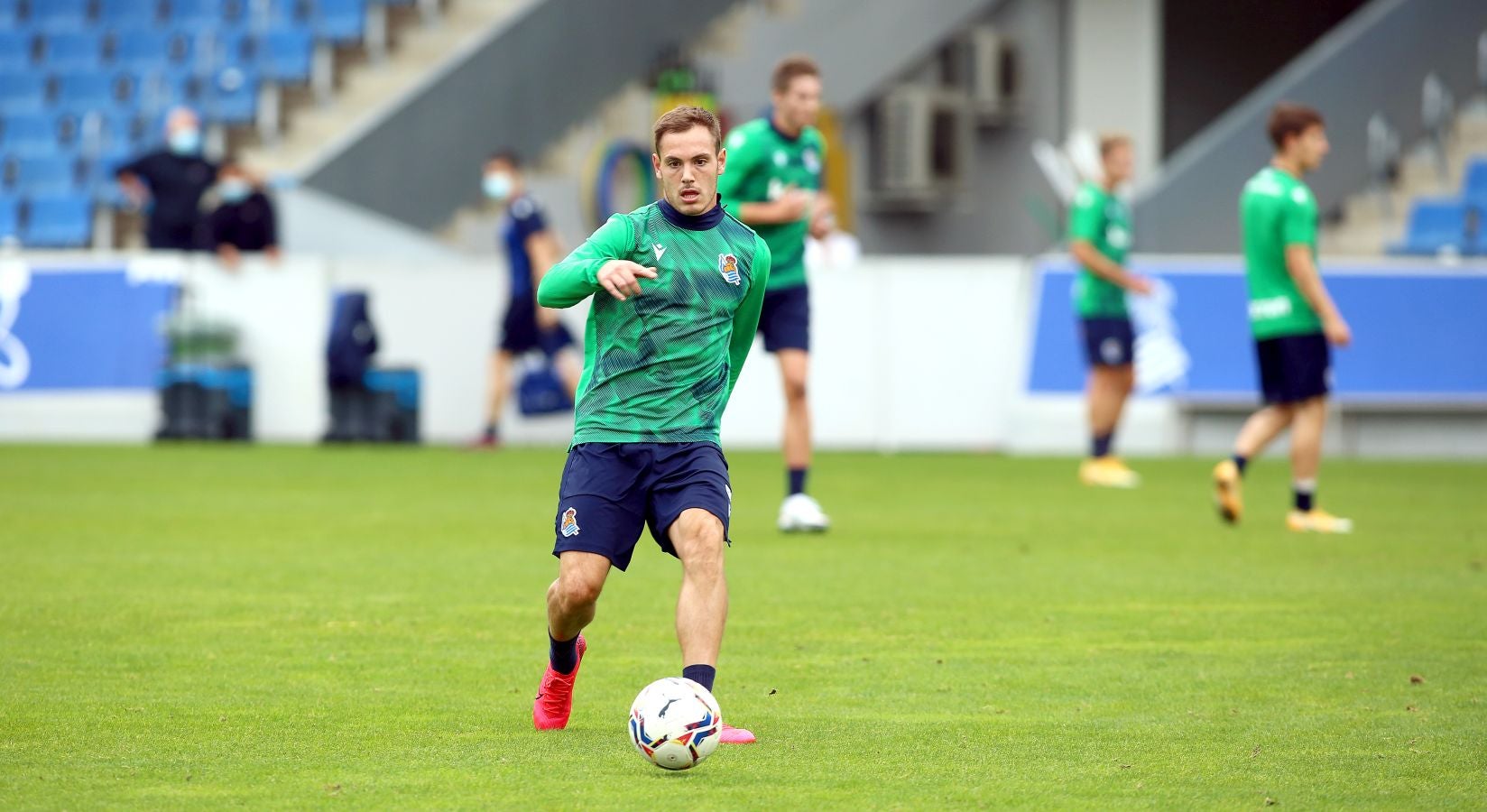 Guridi ha sido la cara y Merquelanz la cruz en la vuelta a los entrenamientos de la Real en Zubieta. El azpeitiarra se ha entrenado como uno más junto con el resto de sus compañeros, mientras que el irundarra ha sido baja por una nueva lesión. En la sesión también se han ausentado los internacionales Merino, Oyarzabal, Barrenetxea, Zubimendi e Isak.