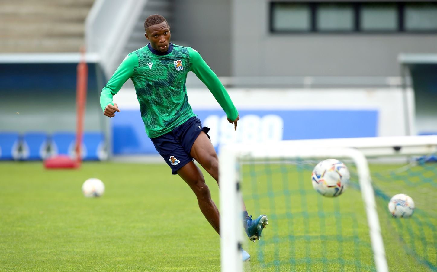 Guridi ha sido la cara y Merquelanz la cruz en la vuelta a los entrenamientos de la Real en Zubieta. El azpeitiarra se ha entrenado como uno más junto con el resto de sus compañeros, mientras que el irundarra ha sido baja por una nueva lesión. En la sesión también se han ausentado los internacionales Merino, Oyarzabal, Barrenetxea, Zubimendi e Isak.