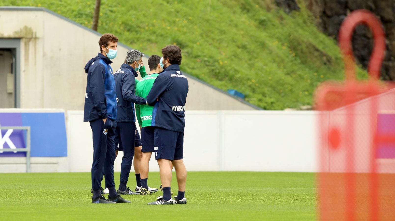 Guridi ha sido la cara y Merquelanz la cruz en la vuelta a los entrenamientos de la Real en Zubieta. El azpeitiarra se ha entrenado como uno más junto con el resto de sus compañeros, mientras que el irundarra ha sido baja por una nueva lesión. En la sesión también se han ausentado los internacionales Merino, Oyarzabal, Barrenetxea, Zubimendi e Isak.