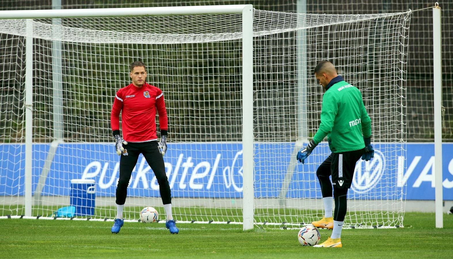 Guridi ha sido la cara y Merquelanz la cruz en la vuelta a los entrenamientos de la Real en Zubieta. El azpeitiarra se ha entrenado como uno más junto con el resto de sus compañeros, mientras que el irundarra ha sido baja por una nueva lesión. En la sesión también se han ausentado los internacionales Merino, Oyarzabal, Barrenetxea, Zubimendi e Isak.