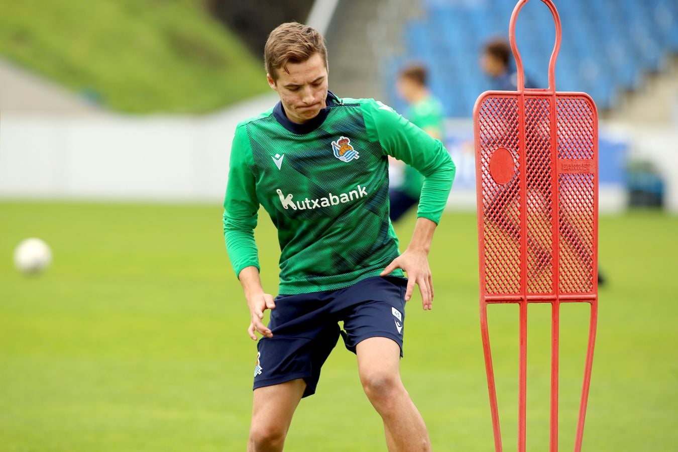 Guridi ha sido la cara y Merquelanz la cruz en la vuelta a los entrenamientos de la Real en Zubieta. El azpeitiarra se ha entrenado como uno más junto con el resto de sus compañeros, mientras que el irundarra ha sido baja por una nueva lesión. En la sesión también se han ausentado los internacionales Merino, Oyarzabal, Barrenetxea, Zubimendi e Isak.