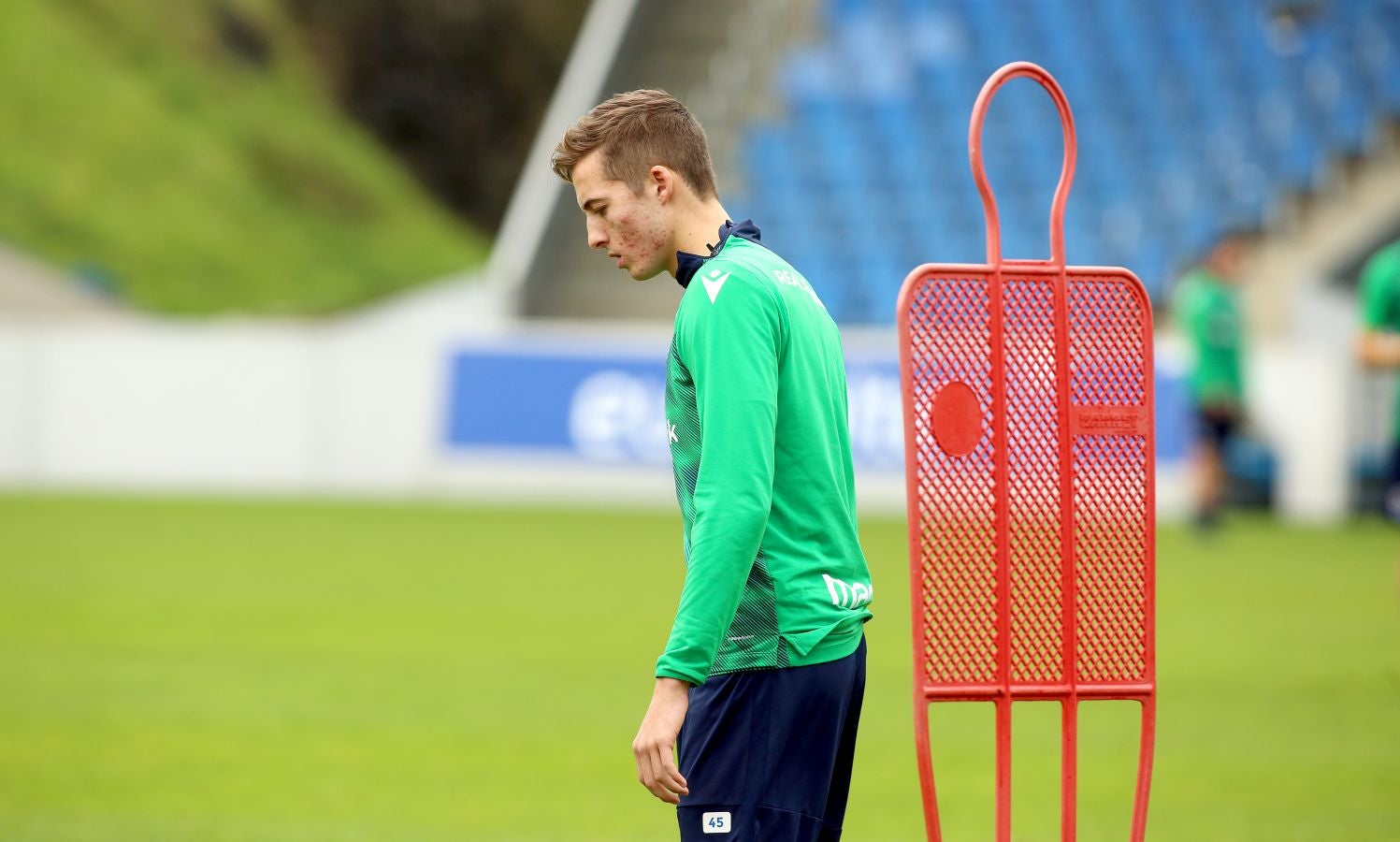 Guridi ha sido la cara y Merquelanz la cruz en la vuelta a los entrenamientos de la Real en Zubieta. El azpeitiarra se ha entrenado como uno más junto con el resto de sus compañeros, mientras que el irundarra ha sido baja por una nueva lesión. En la sesión también se han ausentado los internacionales Merino, Oyarzabal, Barrenetxea, Zubimendi e Isak.