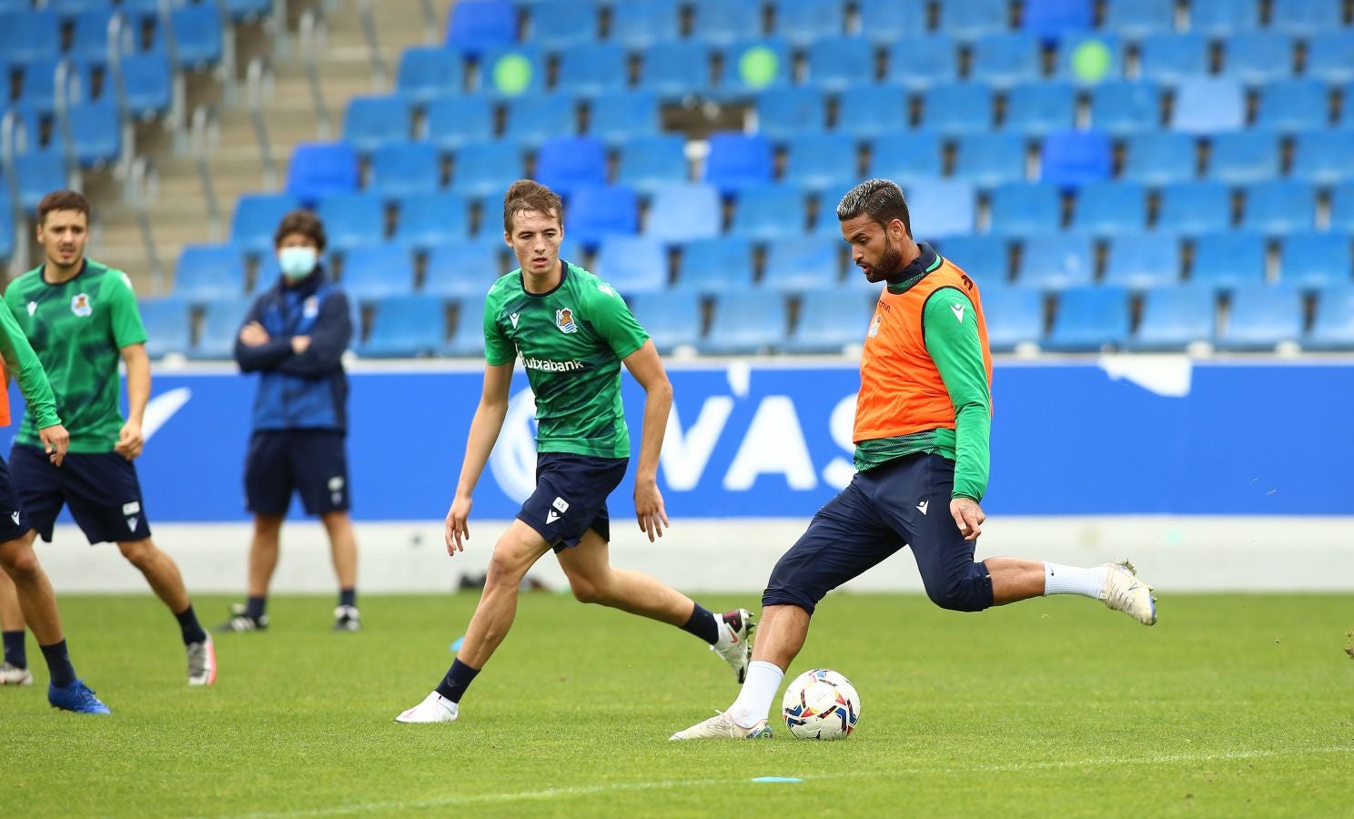 Guridi ha sido la cara y Merquelanz la cruz en la vuelta a los entrenamientos de la Real en Zubieta. El azpeitiarra se ha entrenado como uno más junto con el resto de sus compañeros, mientras que el irundarra ha sido baja por una nueva lesión. En la sesión también se han ausentado los internacionales Merino, Oyarzabal, Barrenetxea, Zubimendi e Isak.
