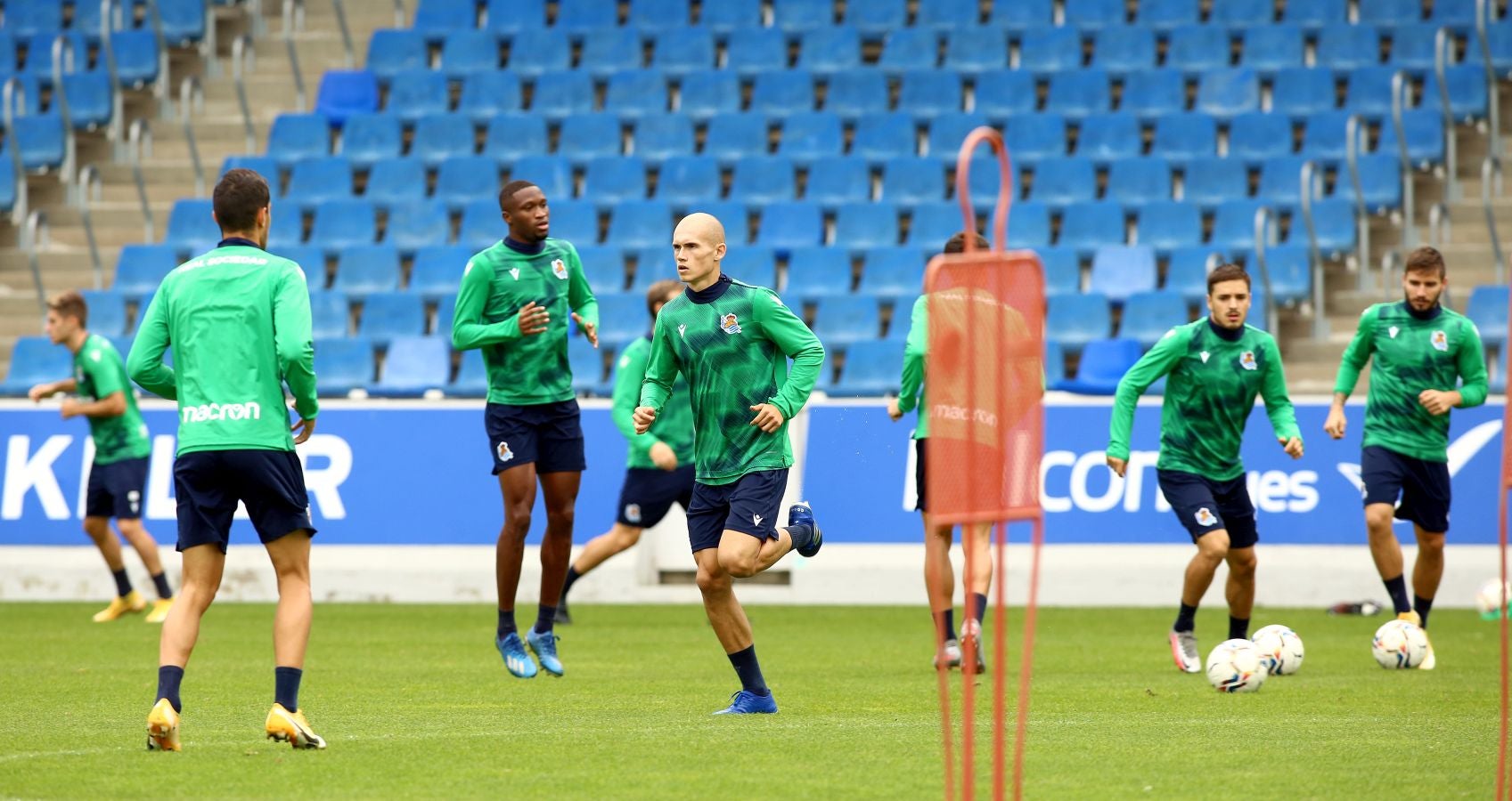 Guridi ha sido la cara y Merquelanz la cruz en la vuelta a los entrenamientos de la Real en Zubieta. El azpeitiarra se ha entrenado como uno más junto con el resto de sus compañeros, mientras que el irundarra ha sido baja por una nueva lesión. En la sesión también se han ausentado los internacionales Merino, Oyarzabal, Barrenetxea, Zubimendi e Isak.