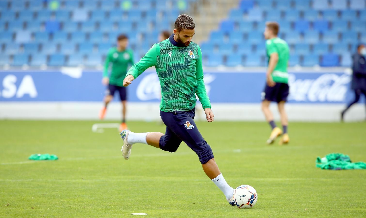 Guridi ha sido la cara y Merquelanz la cruz en la vuelta a los entrenamientos de la Real en Zubieta. El azpeitiarra se ha entrenado como uno más junto con el resto de sus compañeros, mientras que el irundarra ha sido baja por una nueva lesión. En la sesión también se han ausentado los internacionales Merino, Oyarzabal, Barrenetxea, Zubimendi e Isak.
