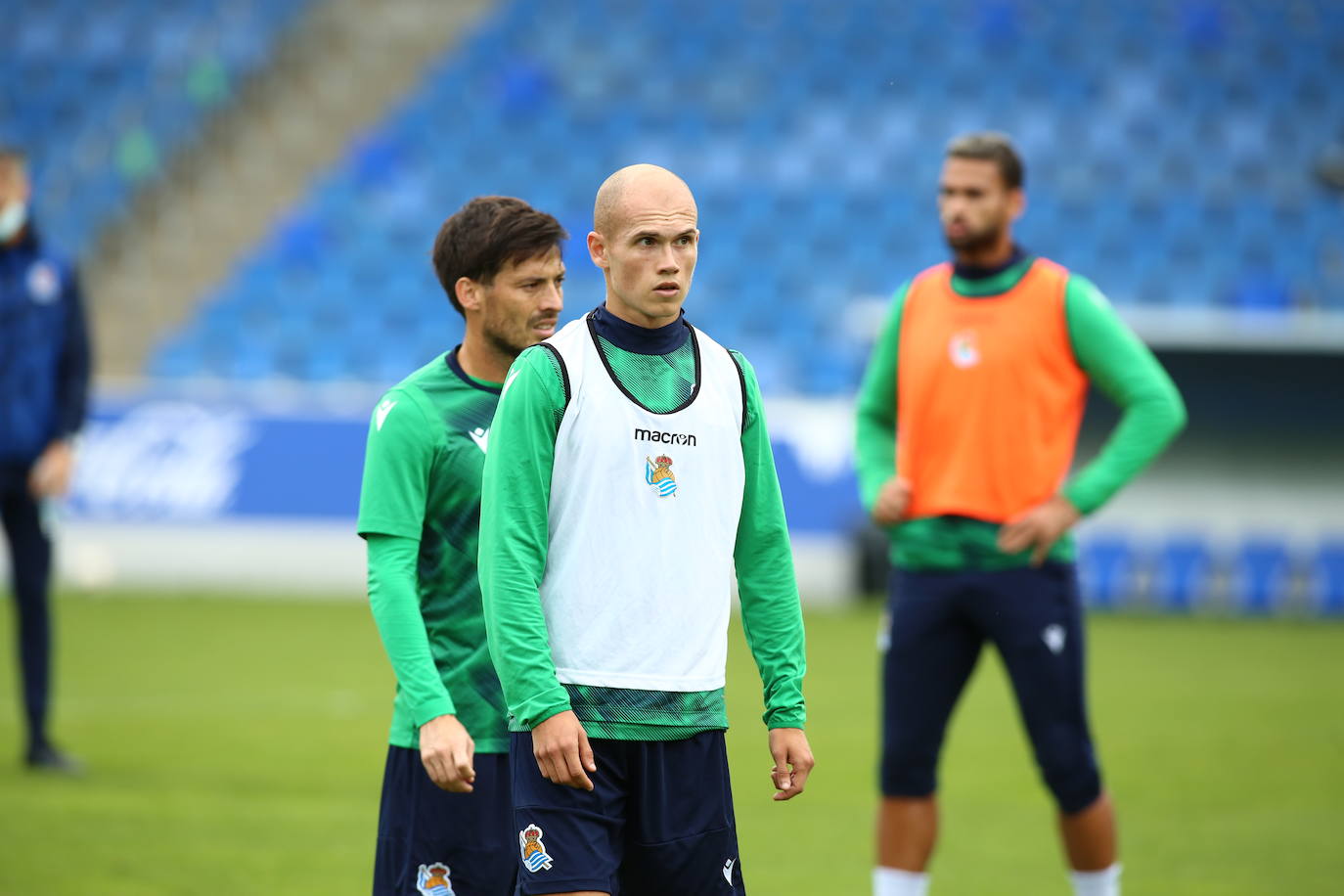 Guridi ha sido la cara y Merquelanz la cruz en la vuelta a los entrenamientos de la Real en Zubieta. El azpeitiarra se ha entrenado como uno más junto con el resto de sus compañeros, mientras que el irundarra ha sido baja por una nueva lesión. En la sesión también se han ausentado los internacionales Merino, Oyarzabal e Isak.