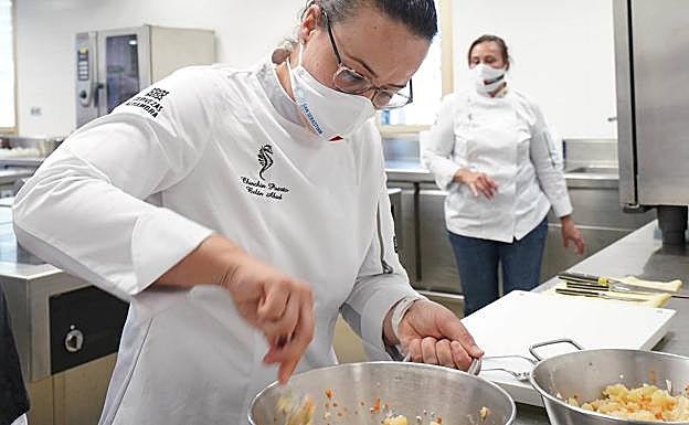 Belén Abad en pleno cocinado con su compañera Lourde Villalobos al fondo.