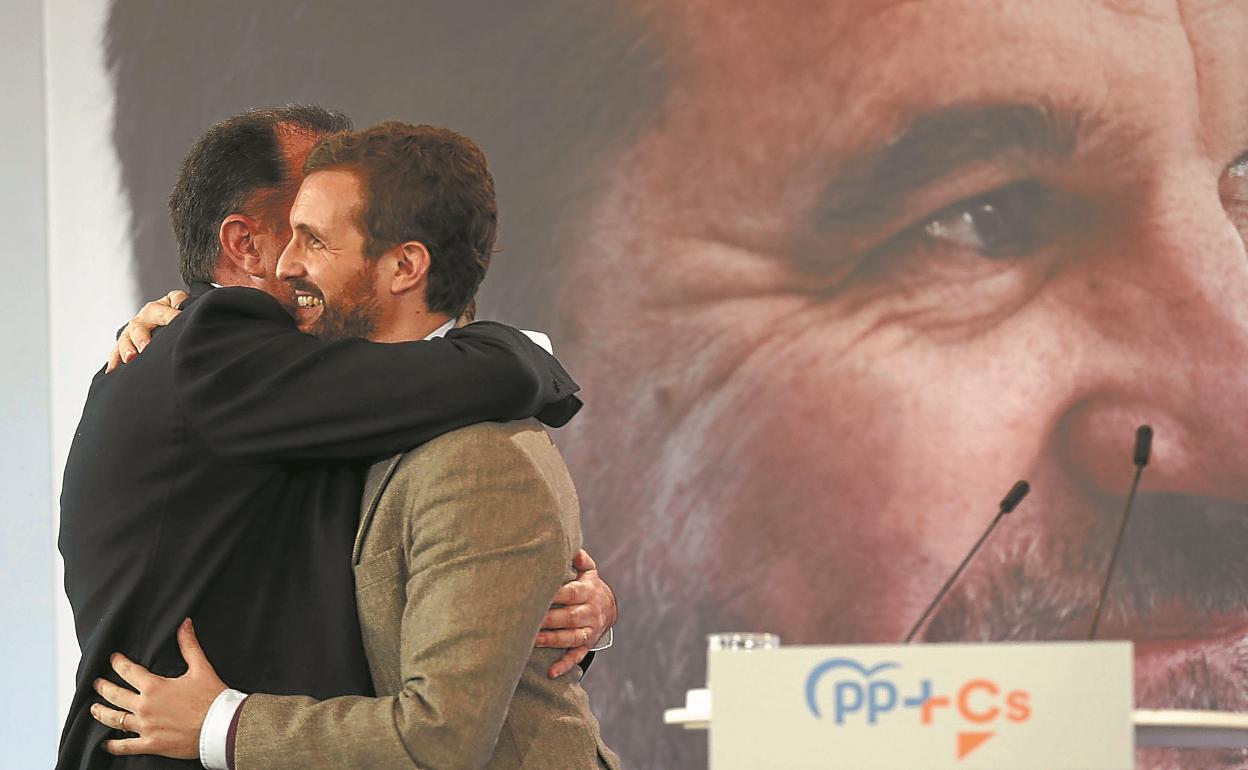 Carlos Iturgaiz y Pablo Casado se abrazan en un acto político en Santurtzi durante la precampaña de las elecciones autonómicas.