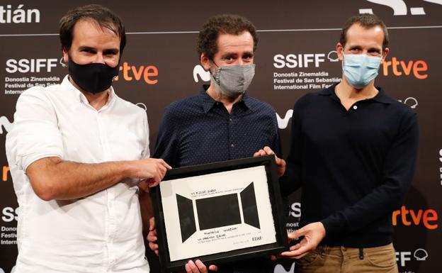 Los directores de película 'La trinchera infinita', Jon Garaño, Aitor Arregi, y Jose Mari Goenaga, recibieron el VI Premio EZAE en la última edición del Zinemaldia.