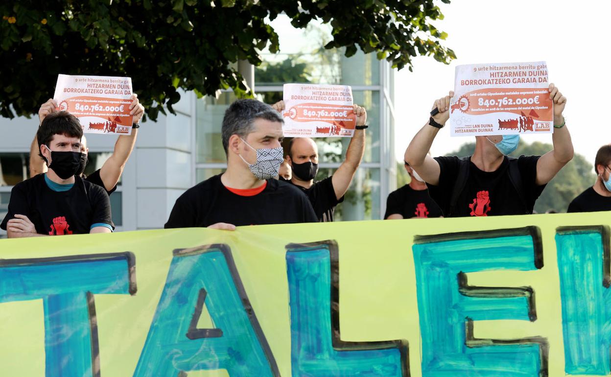 Participantes en una de las concentraciones desarrolladas ante Adegi durante las negociaciones del Metal.