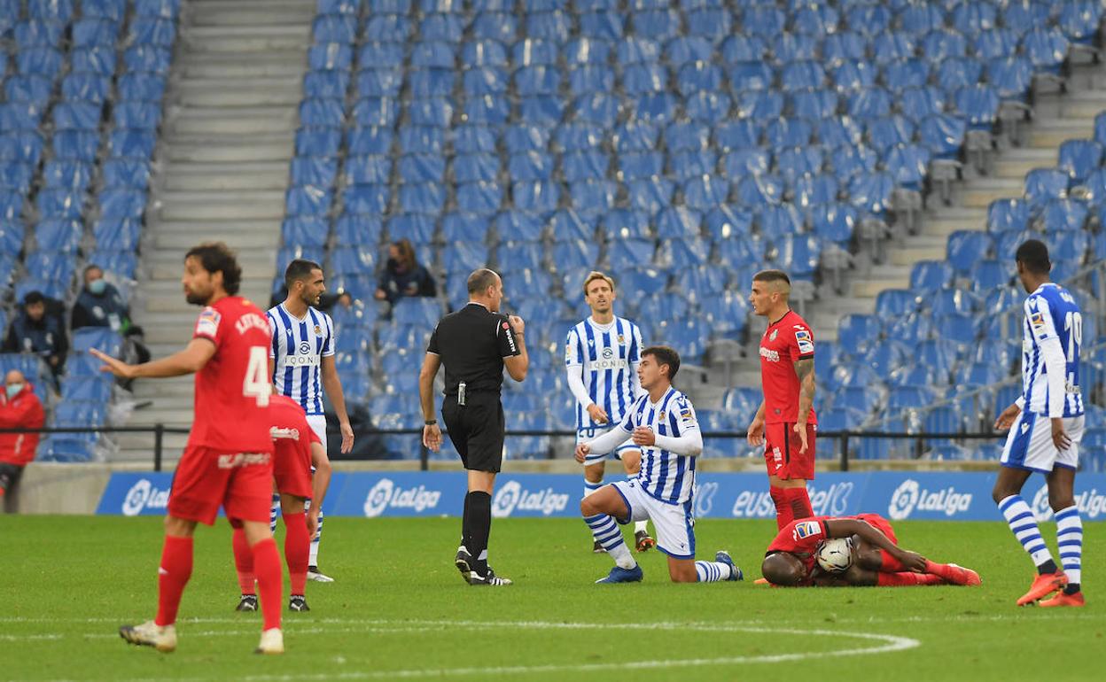 Un lance del último partido de Liga en Anoeta sin público en las gradas..