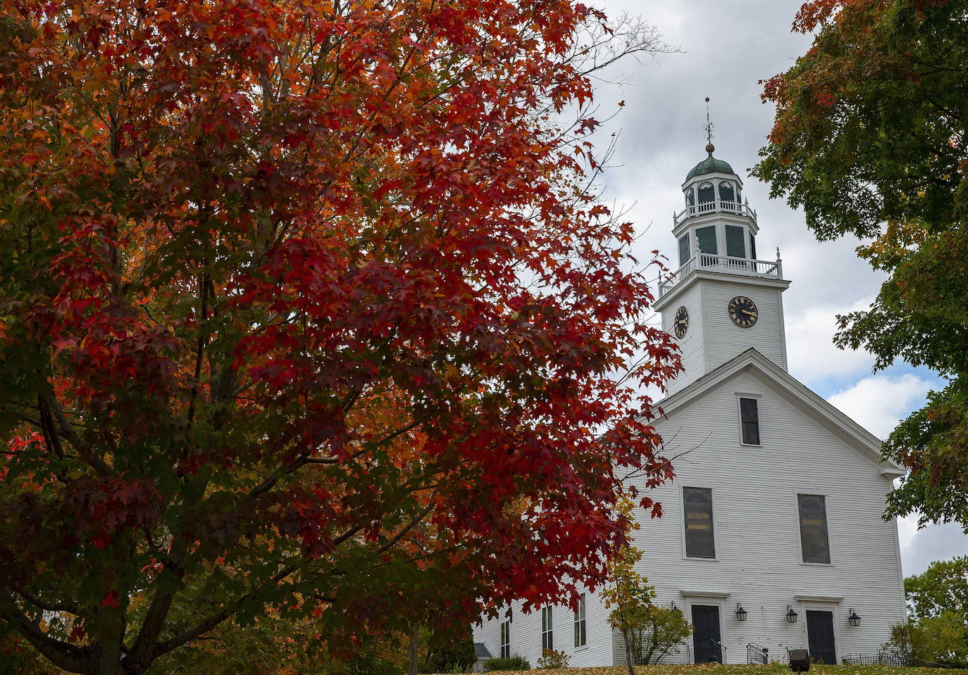 En White Mountains, de New Hampshire, los picos más altos ya registran colores otoñales que atraen a millones de visitantes de todo el mundo. Otras visitas obligadas son Peterborough, Jaffrey y Stowe, en Vermont. 