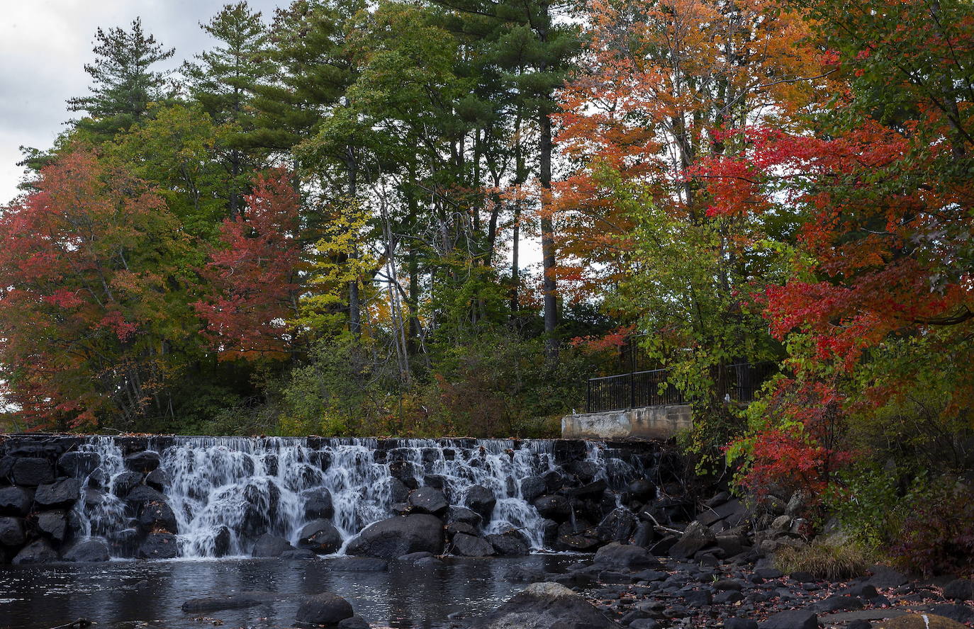 En White Mountains, de New Hampshire, los picos más altos ya registran colores otoñales que atraen a millones de visitantes de todo el mundo. Otras visitas obligadas son Peterborough, Jaffrey y Stowe, en Vermont. 