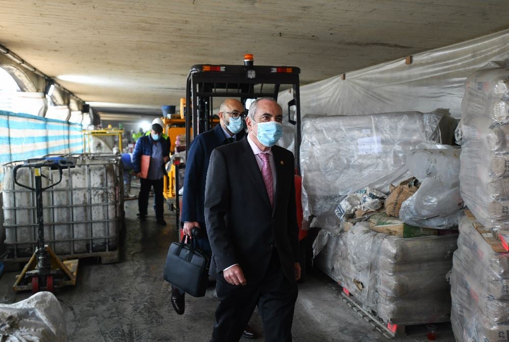 La pasante del Topo en Donostia no estará operativa hasta el segundo semestre de 2024. Las incidencias técnicas aparecidas en el tramo entre Miraconcha y Easo van a provocar un retraso de dos años en la inauguración de esta infraestructura y un incremento del coste, de entre un 50 y un 70% del presupuesto adjudicado originalmente. El consejero de Transportes, Iñaki Arriola, ha visitado por primera vez la obra tras asumir esta cartera durante esta legislatura.