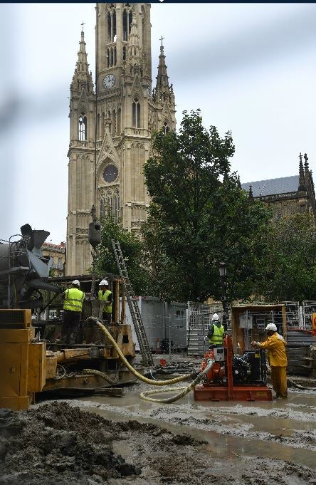 La pasante del Topo en Donostia no estará operativa hasta el segundo semestre de 2024. Las incidencias técnicas aparecidas en el tramo entre Miraconcha y Easo van a provocar un retraso de dos años en la inauguración de esta infraestructura y un incremento del coste, de entre un 50 y un 70% del presupuesto adjudicado originalmente. El consejero de Transportes, Iñaki Arriola, ha visitado por primera vez la obra tras asumir esta cartera durante esta legislatura.