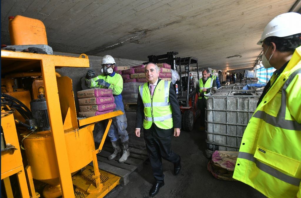 La pasante del Topo en Donostia no estará operativa hasta el segundo semestre de 2024. Las incidencias técnicas aparecidas en el tramo entre Miraconcha y Easo van a provocar un retraso de dos años en la inauguración de esta infraestructura y un incremento del coste, de entre un 50 y un 70% del presupuesto adjudicado originalmente. El consejero de Transportes, Iñaki Arriola, ha visitado por primera vez la obra tras asumir esta cartera durante esta legislatura.