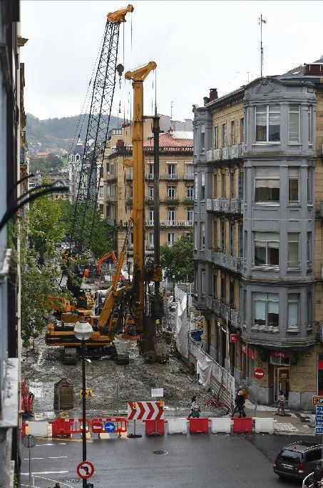 La pasante del Topo en Donostia no estará operativa hasta el segundo semestre de 2024. Las incidencias técnicas aparecidas en el tramo entre Miraconcha y Easo van a provocar un retraso de dos años en la inauguración de esta infraestructura y un incremento del coste, de entre un 50 y un 70% del presupuesto adjudicado originalmente. El consejero de Transportes, Iñaki Arriola, ha visitado por primera vez la obra tras asumir esta cartera durante esta legislatura.