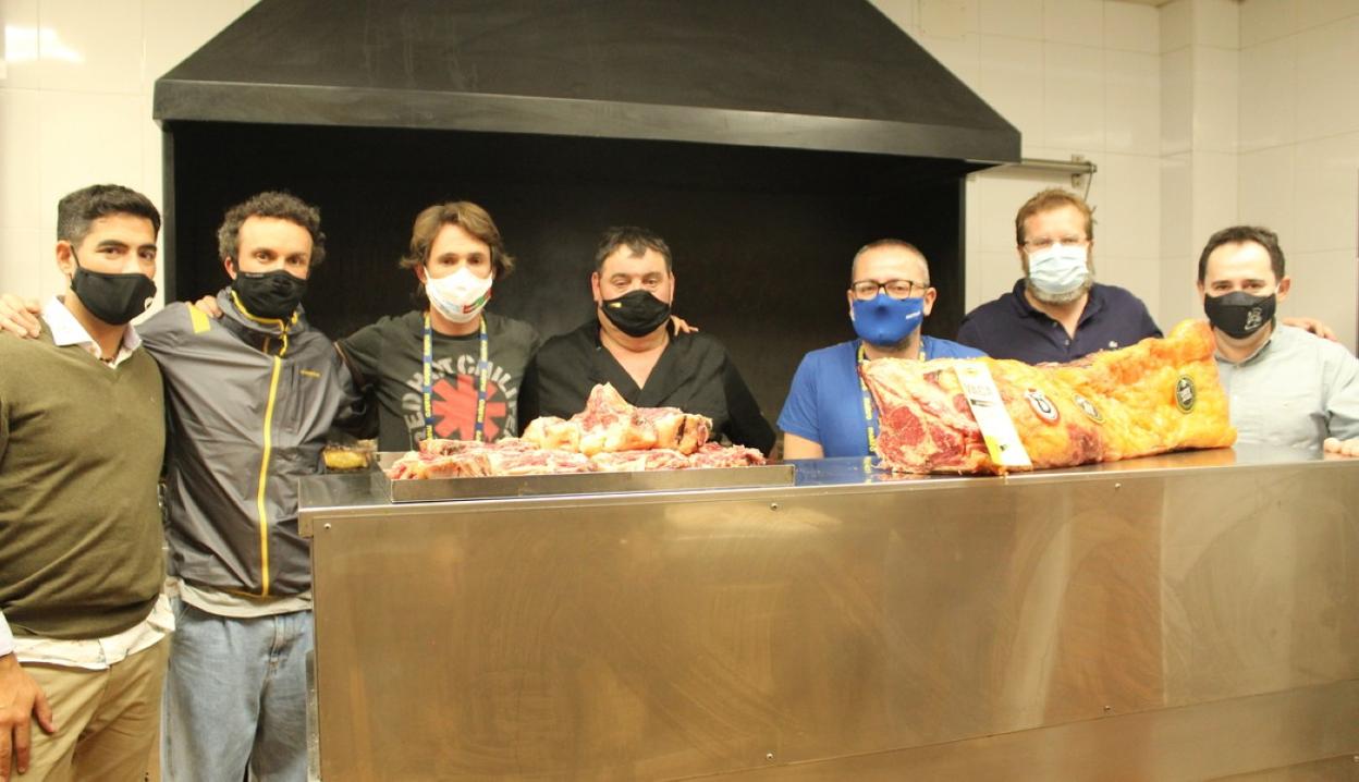 Jóvenes y grandes cocineros posan con Ramón Lertxundi y las txuletas que se degustaron. 