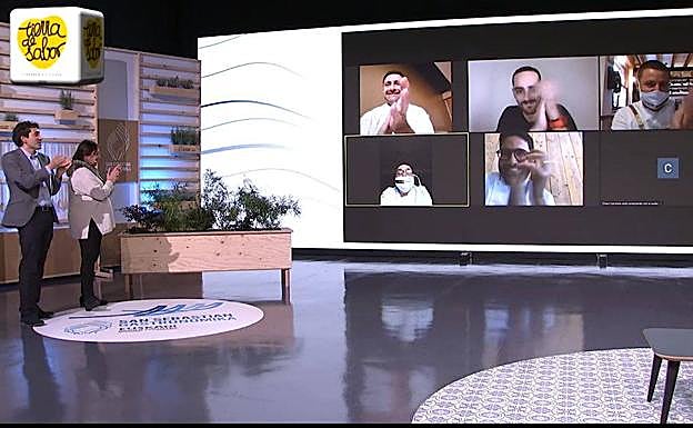 Roser Torras ha desvelado el nombre del ganador Germán Carrizo, abajo a la derecha. 