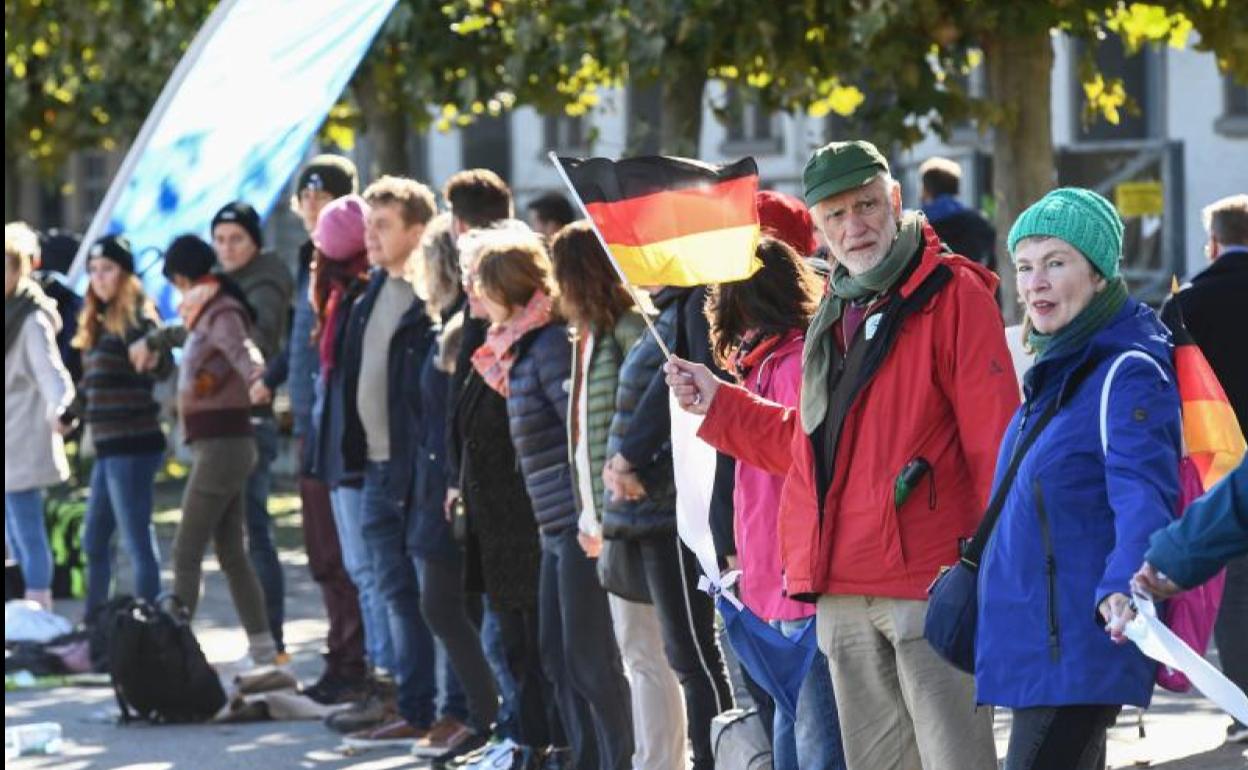 Cadena humana en protesta de las restricciones en el oeste de Alemania.