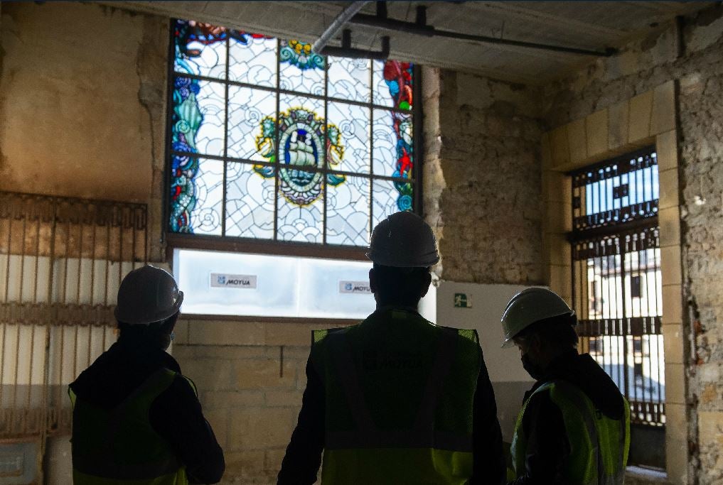 La segunda fase de las obras de remodelación del complejo del Mercado de la Bretxa de San Sebastián han arrancado este jueves. Los trabajos se centrarán en el histórico edificio Pescadería y durarán unos dos años.