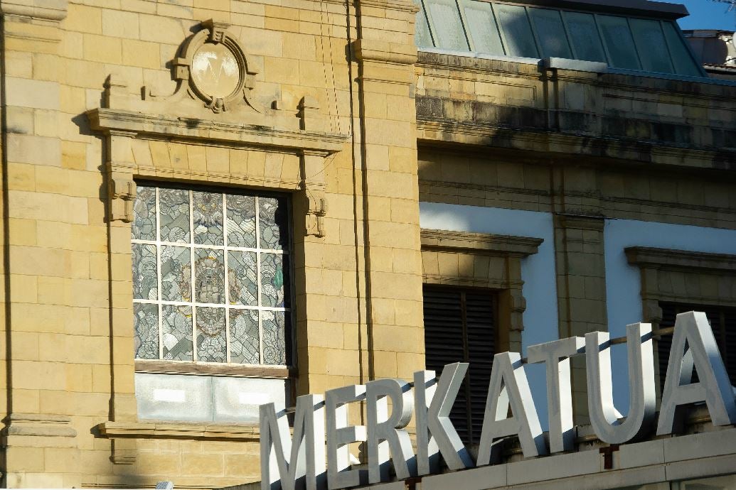 La segunda fase de las obras de remodelación del complejo del Mercado de la Bretxa de San Sebastián han arrancado este jueves. Los trabajos se centrarán en el histórico edificio Pescadería y durarán unos dos años.