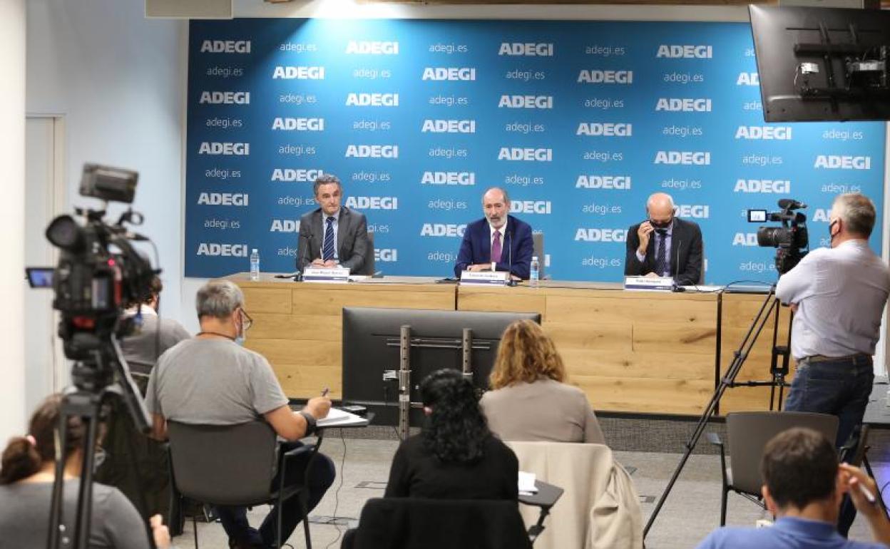 José Miguel Ayerza, Eduardo Junkera y Patxi Sasigain presentaron ayer los resultados de la última Encuesta de Coyuntura de Adegi. 