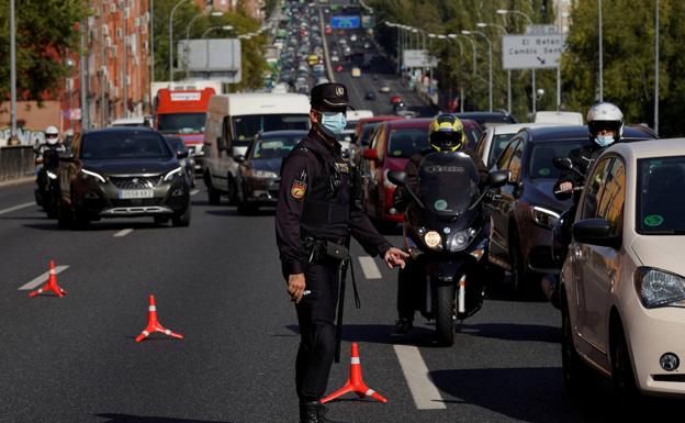 Atasco por la 'operación jaula' en la salida de Madrid por la carretera de Extremadura, A-5.