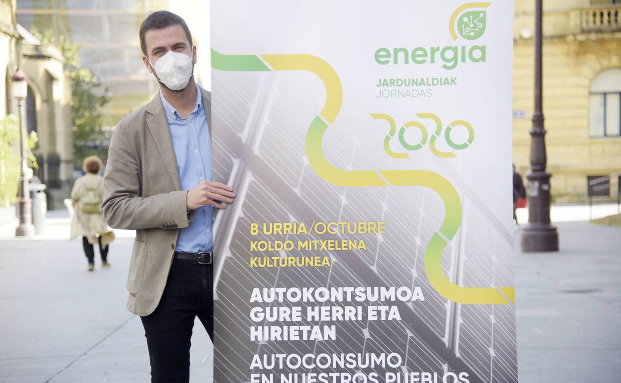 Carlos Pesqué, ante el cartel de la jornada de ayer organizada por la Diputación.