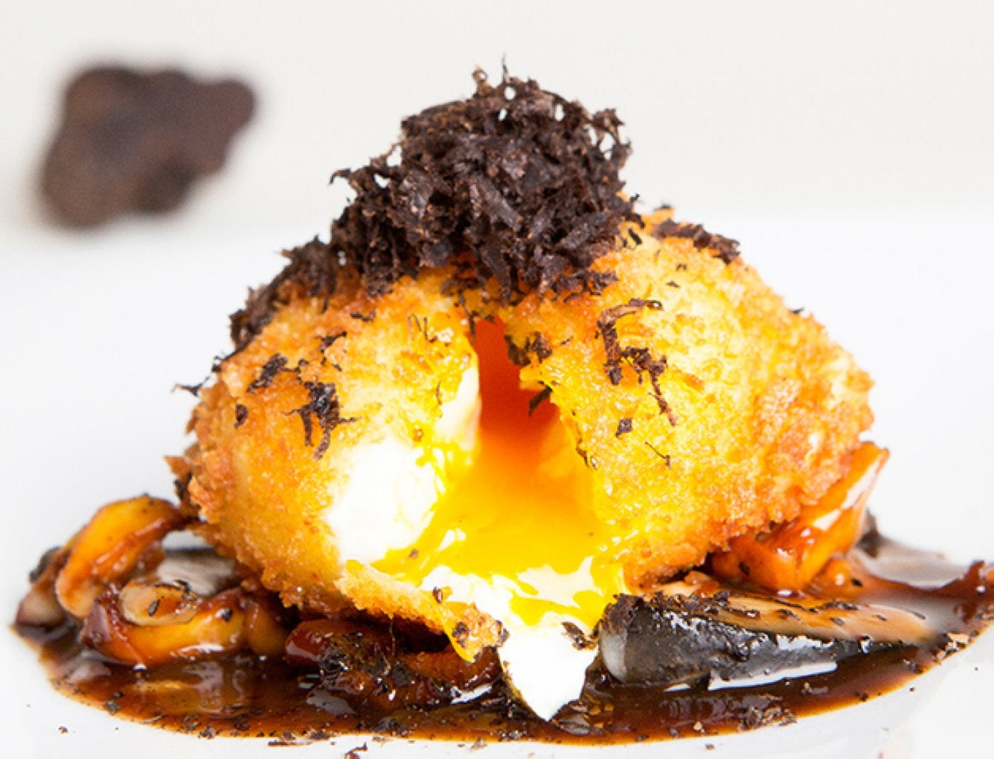 Huevo crujiente, duxelle de setas y trufa fresca.