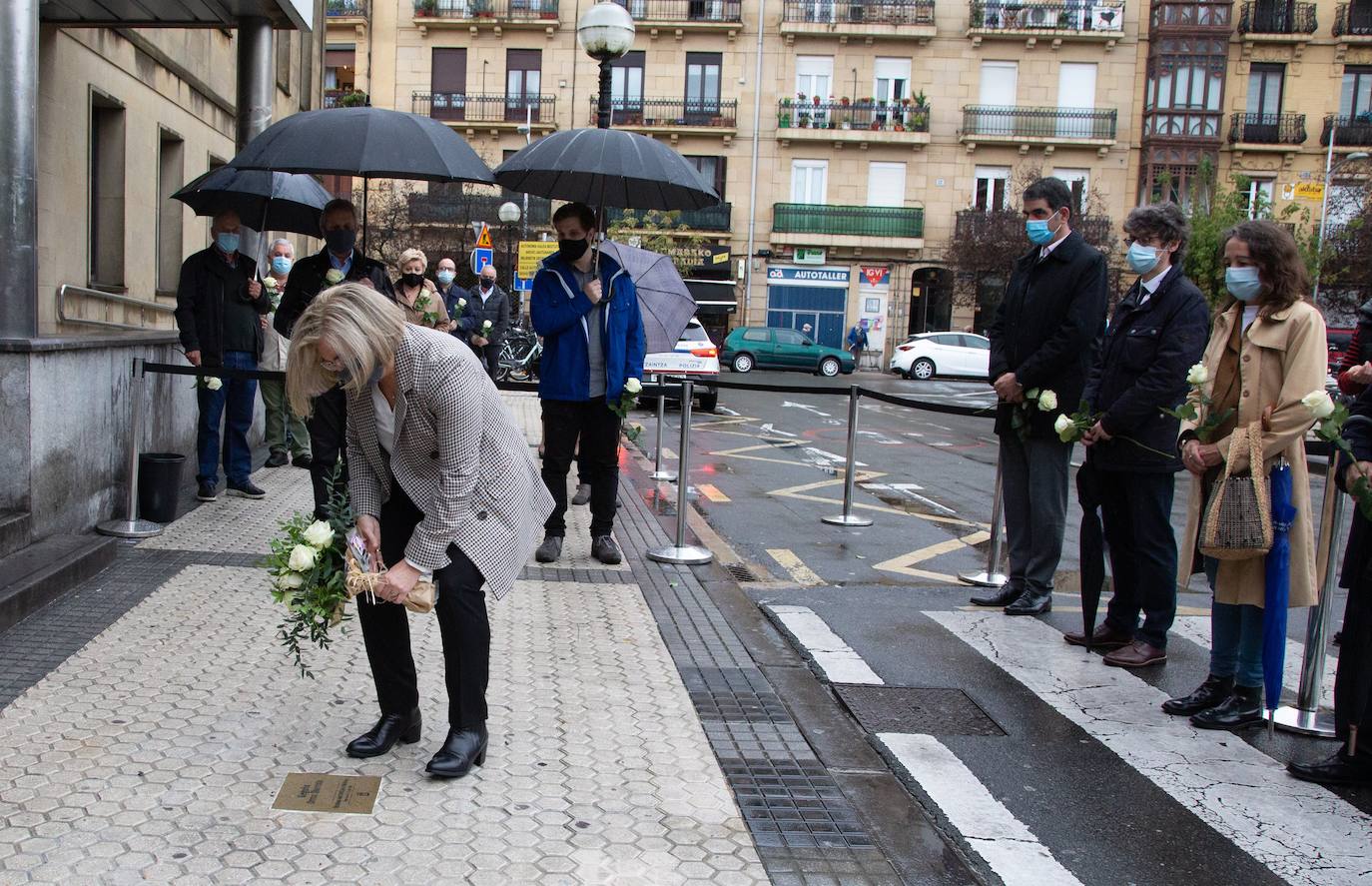 Donostia recuerda a la niña Begoña Urroz con una placa en su memoria.