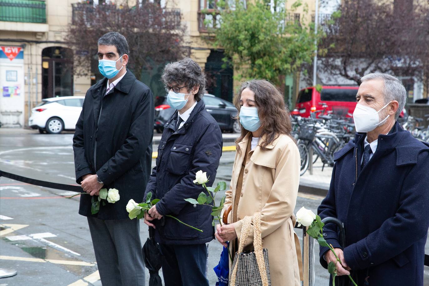 Donostia recuerda a la niña Begoña Urroz con una placa en su memoria.