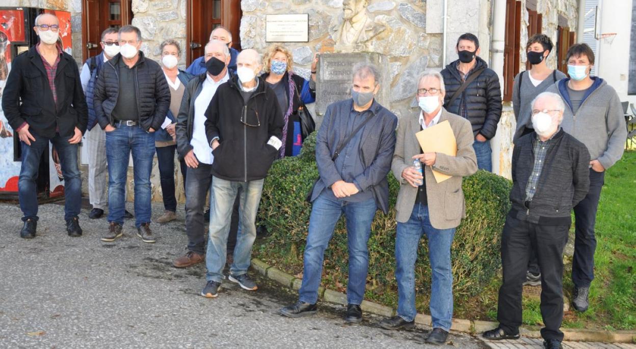 Aurkezpenean, Patxi Bisquert, Joxin Azkue, Maite Amenabar, Joseba Tapia eta Xabier Amuriza izan ziren. 