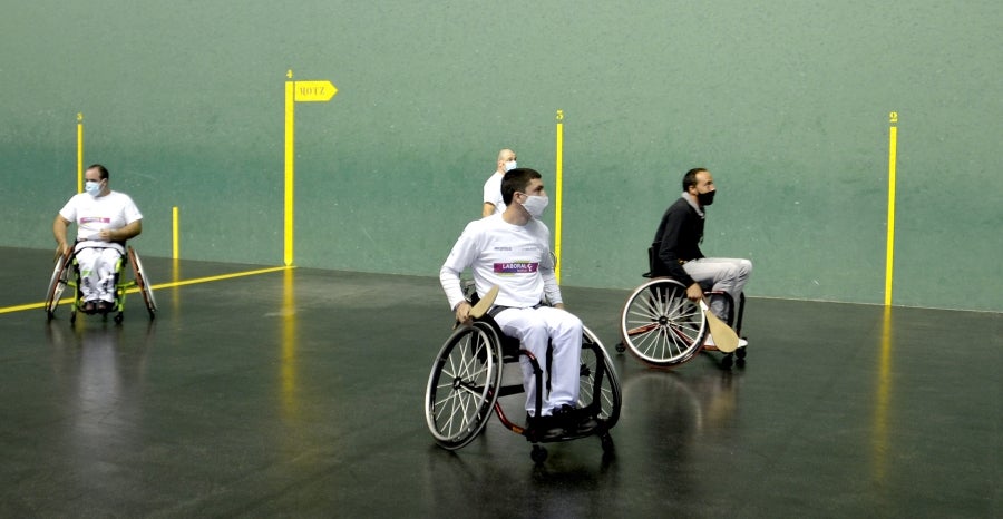 Errenteria ha acogido la final de pelota vasca adaptada, donde se han medido los jugadores clasificados el 4 de octubre en Bidania. 