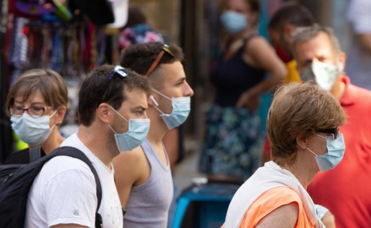 Varias personas pasean con mascarilla en San Sebastián. 