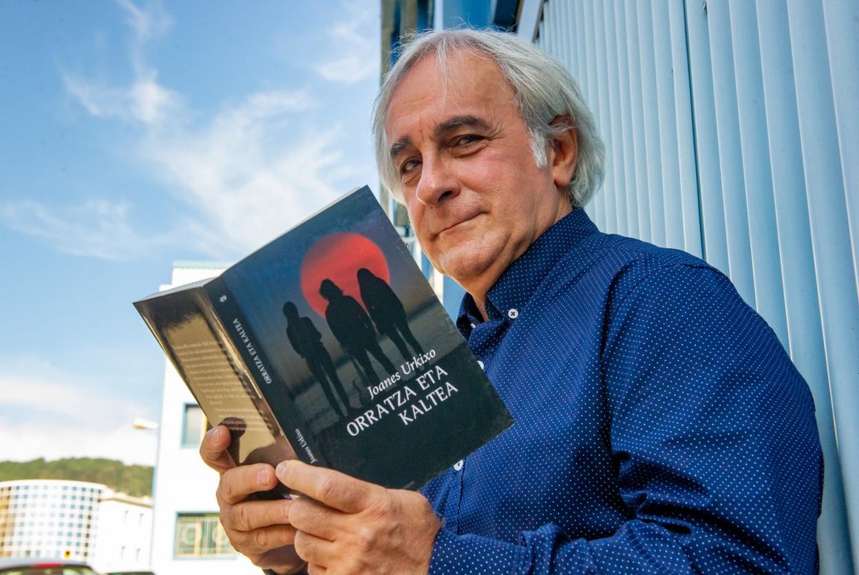 Joanes Urkixo, aste honetan Donostian, 'Orratza eta kaltea' (Elkar, 280 orrialde, 19 euro) eskuetan duela. 
