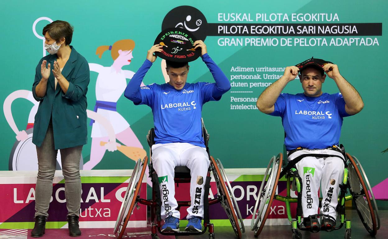 Mikel Merino y Aritz Senperena, campeones en silla de ruedas. 