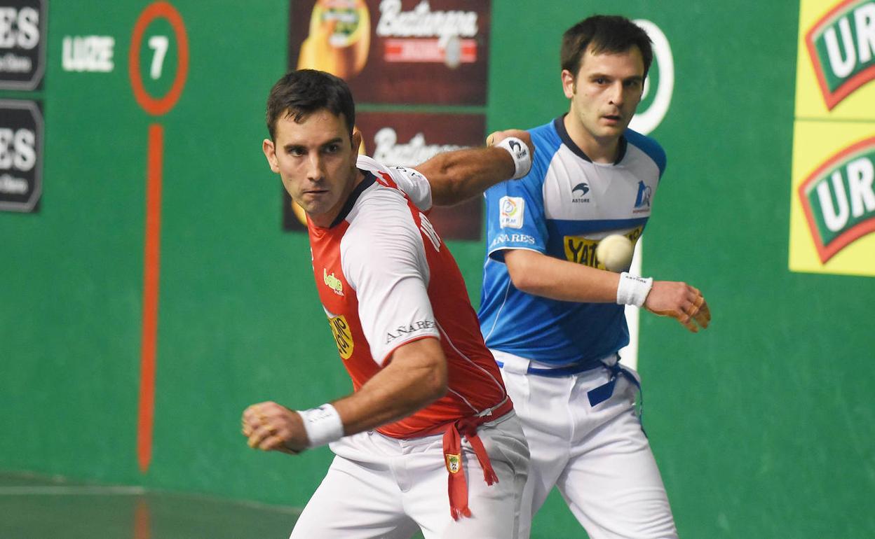 Mikel Urrutikoetxea y Danel Elezkano, los dos manistas de Zaratamo, en el Beotibar de Tolosa. 