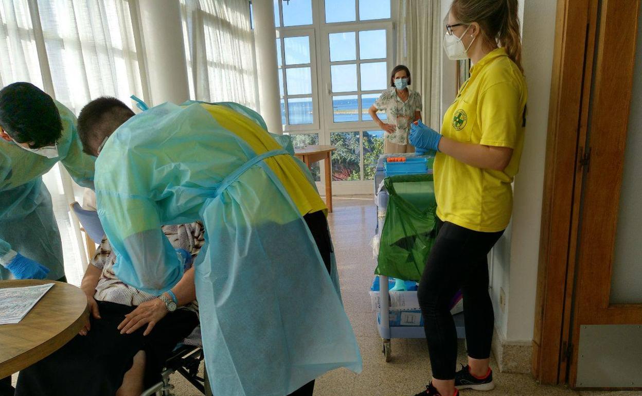Voluntarios de DYA realizan PCR a ancianos en una residencia de Gipuzkoa. 