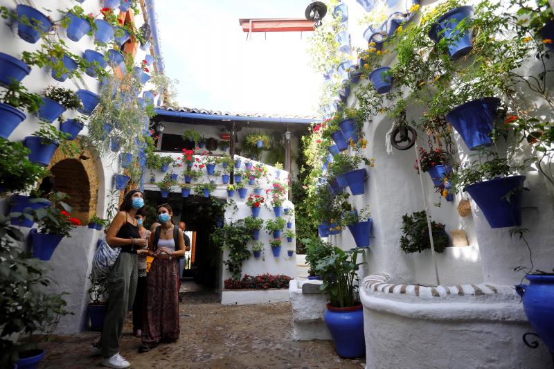 Los Patios de Córdoba celebran en estos días de otoño su famoso y tradicional festival, Patrimonio Inmaterial de la Humanidad, que tuvo que ser aplazado en mayo por la pandemia y que ya sueñan con la llegada de la próxima primavera para recuperar todo su brillo y esplendor.
