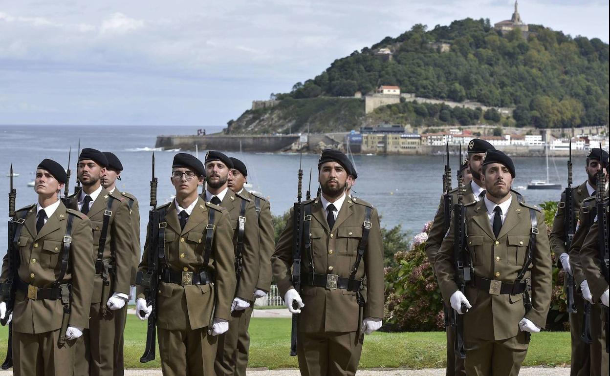 El Tercio Viejo de Sicilia, durante una jura de bandera el año pasado en el Palacio Miramar de Donostia. 