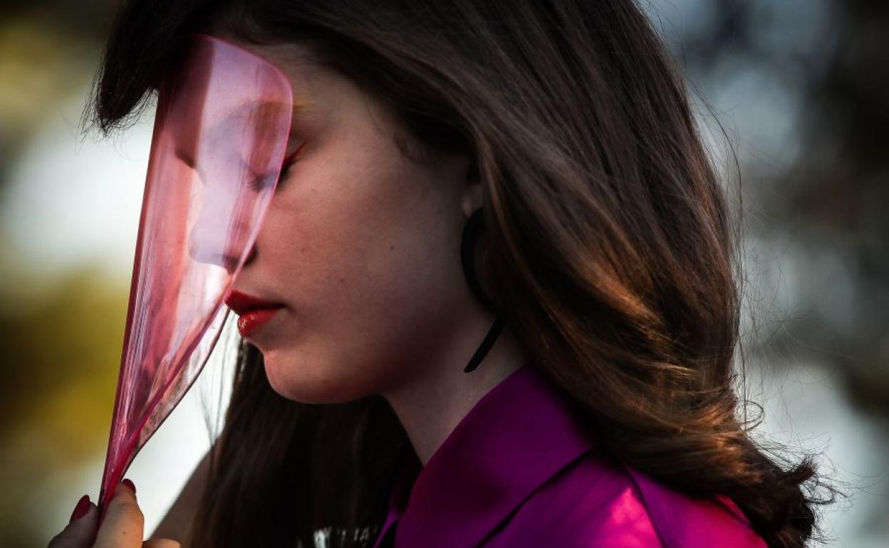 Una modelo desfilando en la pasarela de Lisboa con una pantalla protectora 