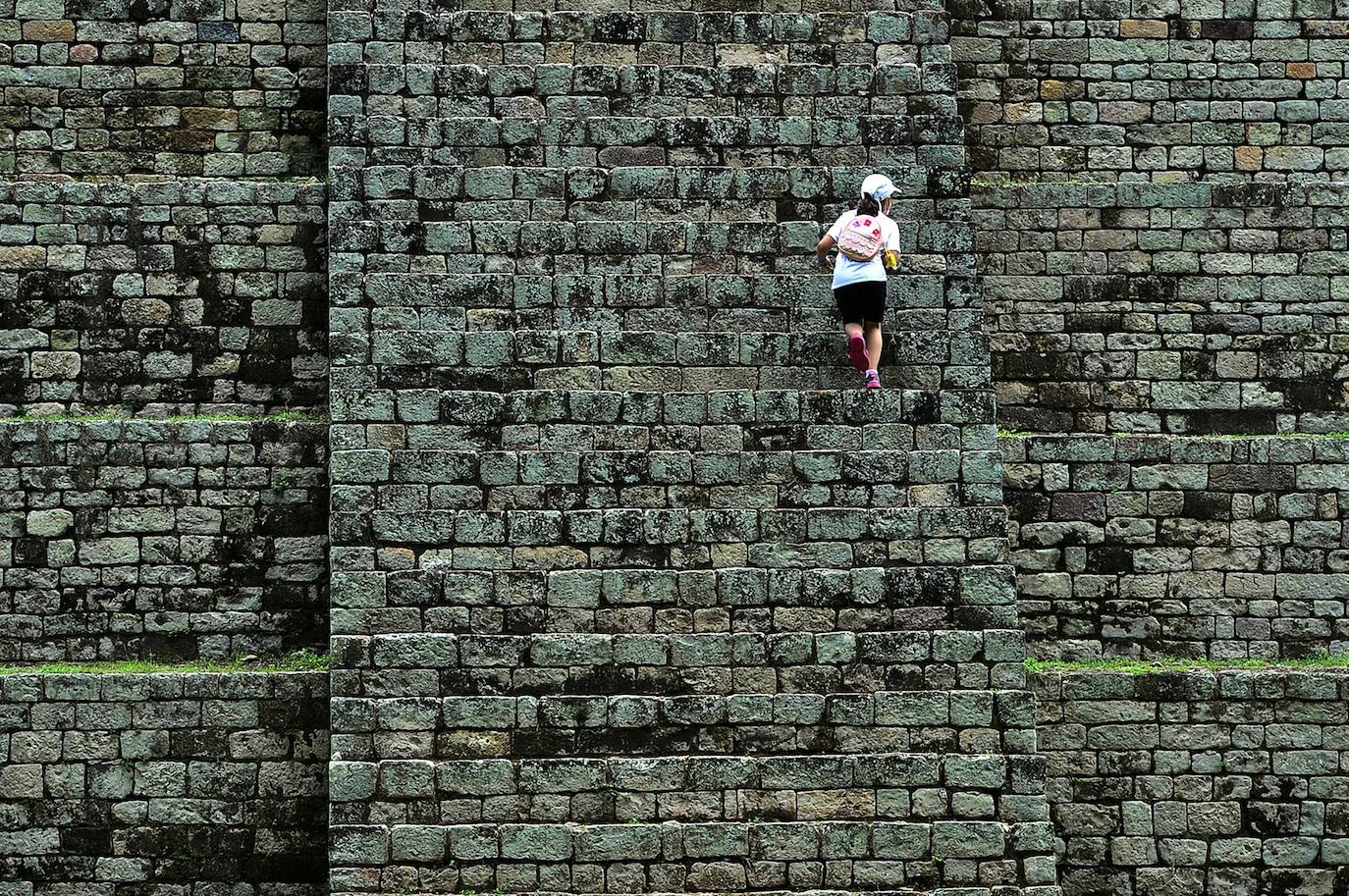 La escalinata de los jeroglíficos es la estrella del Parque Arqueológico de Copán, un patrimonio mundial legado por los mayas en el oeste de Honduras que sobrevive a los desafíos por la degradación de las estructuras antiguas. Con 63 escalones y una altura de 12 metros, la mole de 1.100 bloques monolíticos se levanta en este parque incrustado en un bosque localizado a unos 300 km al noroeste de Tegucigalpa. El valor universal de la escalinata, que llevó a la UNESCO a declararla Patrimonio Mundial en septiembre de 1980, «es la combinación excepcional de arquitectura, escultura y escritura», resalta el arqueólogo francés, René Viel. En Copán hay otros monumentos: el campo de pelota, en los túneles están las tumbas reales y el templo de Rosalila, pero la escalinata jeroglífica es el monumento más emblemático.
