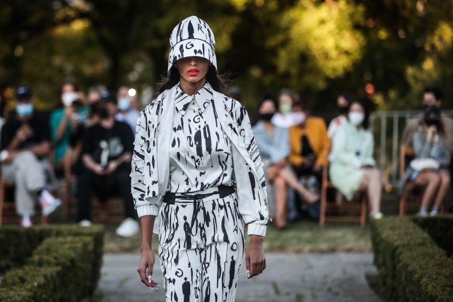 Hacer de la incertidumbre virtud ha llevado a los portugueses a eliminar por primera vez en su historia las referencias de estación, desaparecidas en favor de «las conversaciones que nuestros diseñadores sienten que deben mantenerse» en este momento, según la organización.