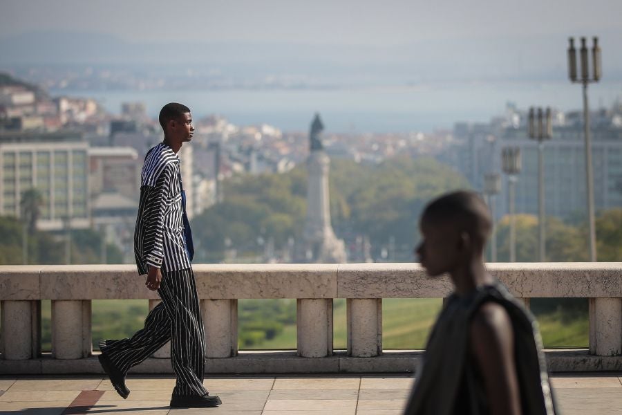 Hacer de la incertidumbre virtud ha llevado a los portugueses a eliminar por primera vez en su historia las referencias de estación, desaparecidas en favor de «las conversaciones que nuestros diseñadores sienten que deben mantenerse» en este momento, según la organización.