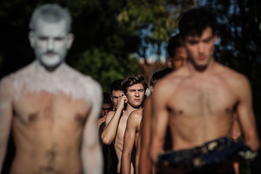 Hacer de la incertidumbre virtud ha llevado a los portugueses a eliminar por primera vez en su historia las referencias de estación, desaparecidas en favor de «las conversaciones que nuestros diseñadores sienten que deben mantenerse» en este momento, según la organización.