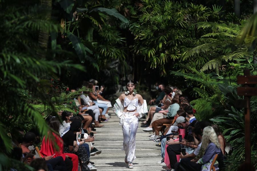 Hacer de la incertidumbre virtud ha llevado a los portugueses a eliminar por primera vez en su historia las referencias de estación, desaparecidas en favor de «las conversaciones que nuestros diseñadores sienten que deben mantenerse» en este momento, según la organización.