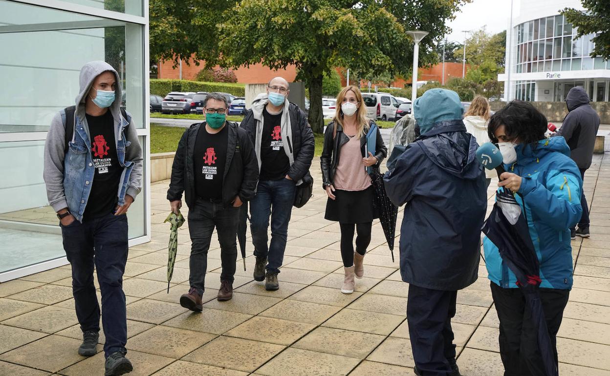 Los representantes de LAB acceden a la sede de Adegi para aisistir a la última reunión de la Mesa del Metal, en la que hoy se ha cerrado el acuerdo para el convenio. 