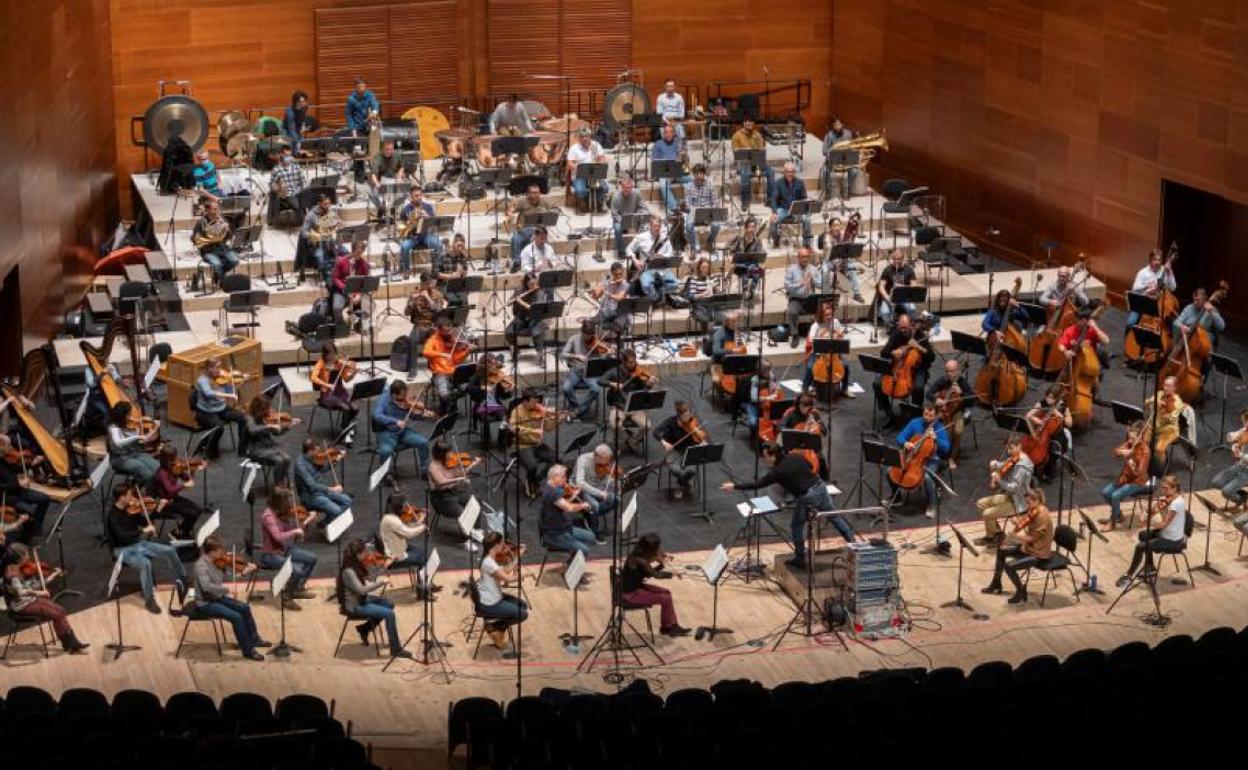 Euskadiko Orkestra graba por primera vez con su director, Robert Treviño